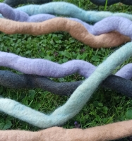 Filzschnur aus 100% Schurwolle pflanzengefärbt - kreativ spielen mit Naturmaterialien